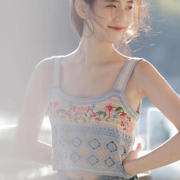 Beautees crocheted floral crop top size S - Picture 3 of 7